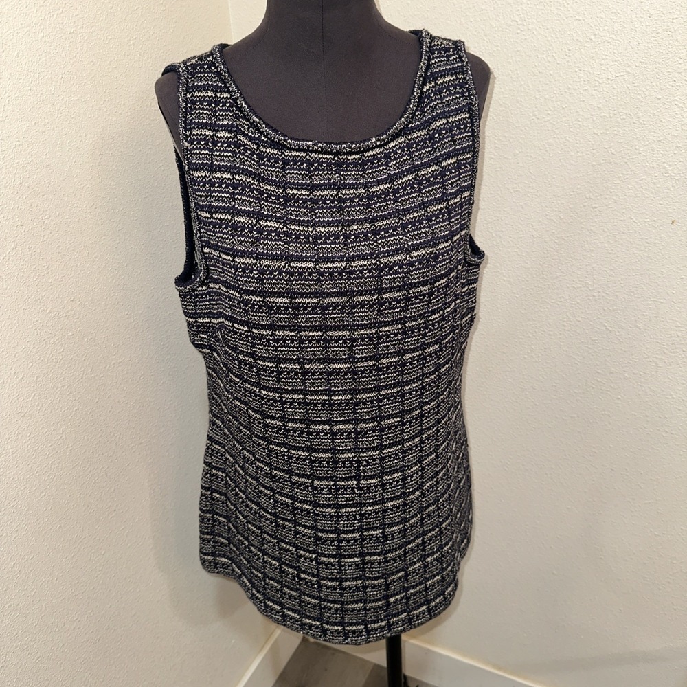 St. John Knit Sleeveless Shell Top – Navy & White Textured Knit Size L